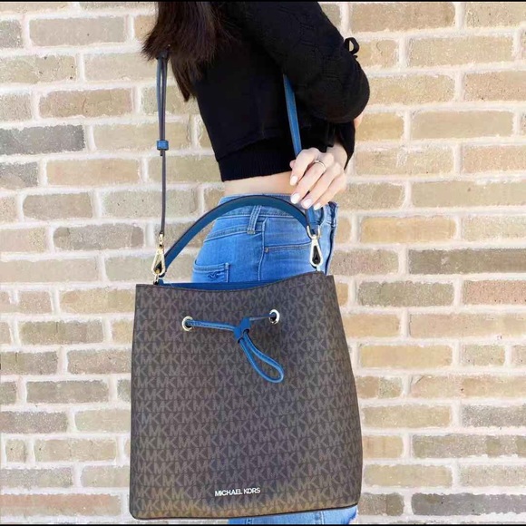 💕NWT Michael Kors Bucket Tote & wallet - Picture 3 of 5